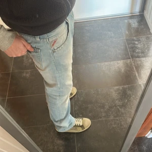 Ljusblå jeans från Replay - Säljer ett par ljusblå jeans från Replay. De har en normal passform. Modell tillbor, w32 L34