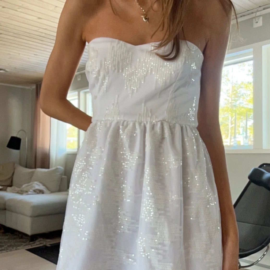 Vit axelbandslös klänning (storlek s) - 3
