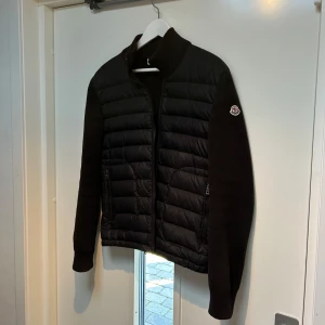 Moncler cardigan - Säljer nu min cardigan från moncler då den inte passar längre! Storlek M kan passa S. Extremt bra skick. Inga defekter! Perfekt nu till våren. Hör av er vid frågor och funderingar! Pris kan variera vid snabb och smidig affär// usedclothing🤩