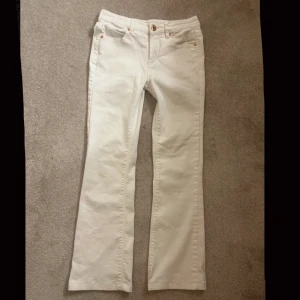 Vita lågmidjade bootcut jeans - Vita lågmidjade bootcut jeans som tyvärr är för små för mig! Mer lågmidjade än vad som syns på bilden💕 storlek 34/xs