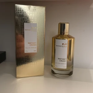 Instant Crush Eau de Parfum från Mancera - Säljer en flaska instant crush av mancera, flaskan innnehåller ca 80-90 ml av 120 (se bild 3) . Nypris ca 1200 för 120 ml. Denna parfym passar både dam och herr, perfekt för dem som gillar lite sötare dofter. Verkligen en supergod doft som får många att vända huvudet. För fler frågor och bilder så är det bara att höra av sig, pris kan diskuteras :)