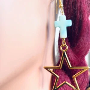 By prisförslag- 1 st Örhängen med kors och stjärna - Unikt örhänge med ett turkost kors och en guldig stjärna. Perfekt för att ge en personlig touch till din stil. De hängande detaljerna skapar en iögonfallande look.