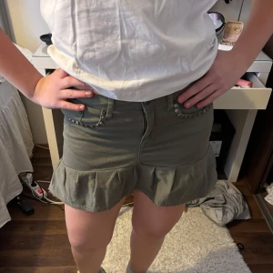 Jeanskjol med volang - Grön jeanskjol med volang från Gina Tricot i storlek 38. Men passar mindre! Inga defekter!😍