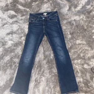 Blå jeans från Gina Tricot - Säljer dessa snygga blåa låg midjade bootcut jeans från Gina tricot i storlek 164. Har använts några få gånger, det har gått upp två trådar en där fram och en där bak på fickan (var tyvärr så när jag köpte dom men inget som har stört mig) 🫶🏻