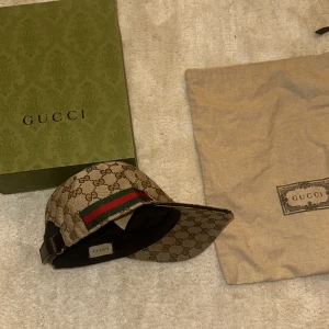 Gucci keps - Tja! Säljer nu denna Gucci keps för riktigt bra pris och den är typ aldrig använd och är såklart i riktigt bra skick.