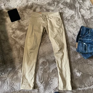 Dondup jeans/chinos - Snygga beige chinos med en klassisk design. De har en rak passform och är tillverkade i ett bekvämt bomullsmaterial. Perfekta för en stilren look. Aldrig använda