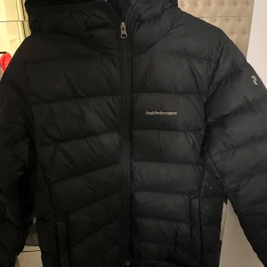Svart dunjacka från Peak Performance - Säljer en svart dunjacka från Peak Performance. Använd nån gång så är i mycket bra skick 