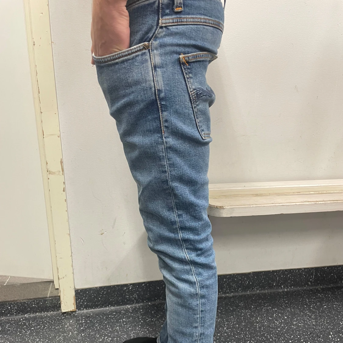 Blå jeans med broderad detalj - 2