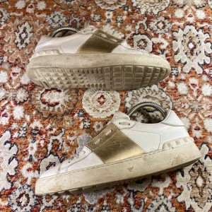 Valentino Open skor - Hej! Säljer nu mina skor från märket Valentino , storlek 37, använt skick därav lågt pris. Givetvis äkta, Tveka inte på att höra av dig om du har frågor eller funderingar kring skorna!