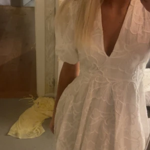 Vit klänning med puffärmar - Säljer den supersnygga och eftertraktade vita klänningen från Zara!! Perfekt till student, skolavslutning eller andra fina tillfällen i sommar! 🙌🏻🙌🏻lapp kvar, därför som ny ☺️ pris kan diskuteras vid snabb affär