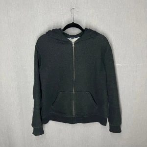 Ralph Lauren Hoodie - Snygg raffe zipup hoodie, skick 8/10. Storlek XL i barnstorlek så sitter ungefär som en M. Skriv för fler bilder eller vid funderingar 🙌😁