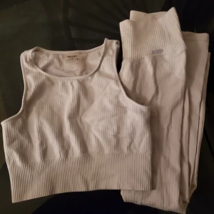 Aim'n set  - Aim'n set café au lait. Tights XS, topp S. Ribbat. Super fräscht. 350kr 