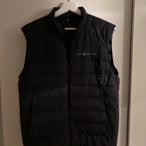 Svart Sail racing väst - Säljer min feta sail racing väst i storlek S men passar även S. Använd sparsamt och nypriset ligger på 2200kr. Vid frågor eller funderingar hör av er!