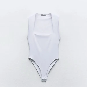 Vit ärmlös body från Zara - Snygg vit body från Zara som bara används ett fåtal gånger!!