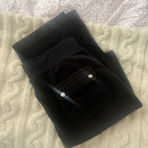 Juicy Coutore byxor - Säljer ett par svarta Juicy Coutore mjukisbyxor i fint skick! Är något noppriga på övre resåren men övrigt inga defekter! Skriv till mig för fler bilder💕