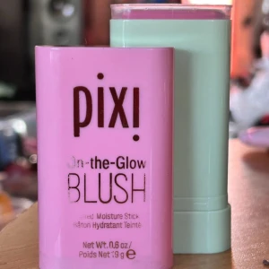 Pixi Blush Stick! - Pixi On-the-Glow Blush stick "Fleur". 19 g. Plomberad.