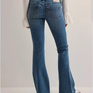 True religion Joey flare jeans - Obs! Endast använda 2 gånger. uppsydda i benen, passar mig som är 167 perfekt! Orginal pris 1 399, 