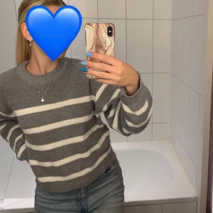 Stickad tröja - Randig stickad tröja från HM, något nopprig i nederkanten