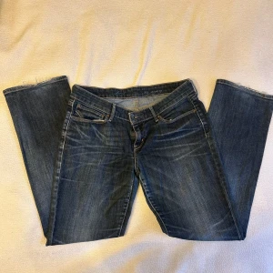 Lågmidjade levis jeans  - Raka lågmidjade jeans från levis! Storlek 29x30. Säljer för att dem är för korta på mig. 