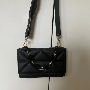 Väska - Juserbara och avtagsbara axelband🤍använd fåtal gånger, som ny