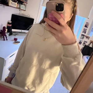Beige hoodie med broderad logga - Säljer en jättefin beige hoodie med ett coolt tryck på ryggen. Märket är Rodebjer och den säljs inte längre. Det är storleken xs❤️