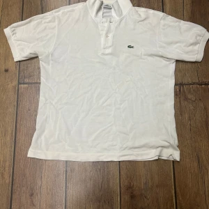 Lacoste polo - Lacoste polo den har en litt baggy passform Lacoste polo its a little baggy fit Sender gjerne mot at kjøper betaler for porto.