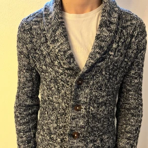Clockhouse Cardigan - Säljer en riktigt snygg stickad cardigan med ett unikt mönster. Den är i storlek small och passar perfekt även för medium som jag brukar ha. Perfekt för kyliga dagar och ger en stilren look. Kom DM vid frågor🙌🤩💸