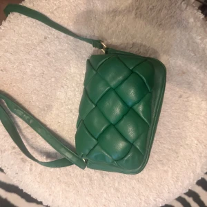 Grön väska  - Snygg grön axelväska från primark, knappt använd ca 20x10cm