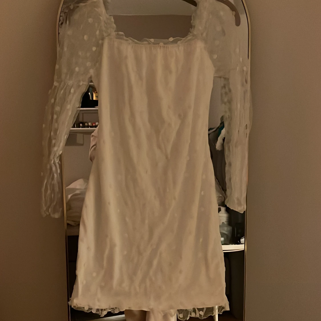 Vit klänning med prickiga ärmar