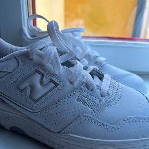  New Balance 550 -  vita New Balance 550. Köpte nya här på blick, använt de en gång. Rena och fina (dåligt ljus på bilden så ser lite grå ut) 🤗💕