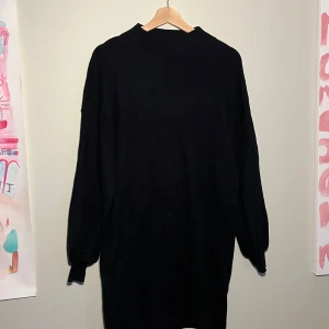 Svart stickad klänning - Säljer en stilren svart stickad klänning . Perfekt för kyligare dagar med sin mjuka och bekväma passform. Klänningen har en enkel design som gör den lätt att matcha med olika outfits. Jätte fina puff armar💞