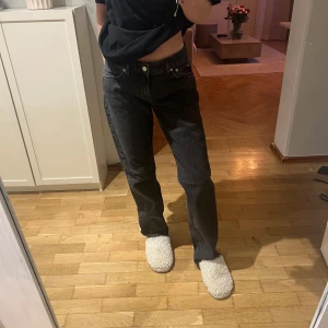Svarta lågmidjade jeans - Jätte fina jeans som inte kommer till användning, använd få gånger. Jag är 163⭐️