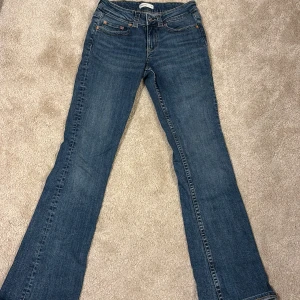 Blå bootcut jeans från Gina Tricot - Snygga blå bootcut jeans från Gina Tricot. Jeansen har söta fickor. Säljer pågrund av att de är för små. Är nästan aldrig använda. Pris går att diskutera. 