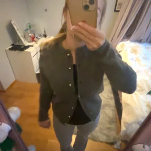 Grå kofta med knappar - Säljer en helt ny kofta med knappar framtil. Den har aldrig andvänds. Den har inga fläckar o hål osv. Skriv privat om ni har frågor