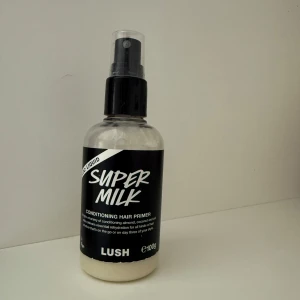 Super Milk Hair Primer - Super Milk Conditioning Hair Primer från Lush är en lättviktig spray med mandel, kokos och havremjölk. Kommer i en praktisk sprayflaska på 100g. Strecket visar hur mycket som finns kvar. Spruten sprutar tyvärr konstigt, det blir så med alla super milks, men man kan alltid hälla i den i en annan sprayflaska!