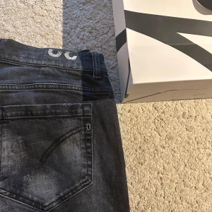 Dondup jeans George  - Dondup jeans George! Trendigaste jeansen på marknaden. Skick:9/10 ( endast prövade ) Nypris: 4000kr Säljs för= 899