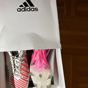 Adidas Predator LZ fotbollsskor - Snygga Adidas Predator fotbollsskor i en limited edition/collection. Jag säljer de åt min pojkvän som använt de ca 2 månader och fått 1 liten defekt på sidan pga konstgräset. Fråga gärna om fler bilder och pris kan sänkas vid snabba svar men nypris är mellan 2000-3000kr. LÅDA INGÅR
