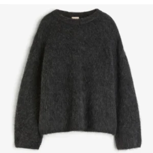 Mörkgrå mohair/wool blend tröja  - Mohair/wool blend från H&M!! sista bilden lånad❤️