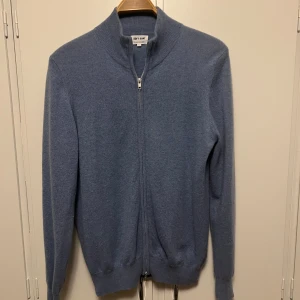 Ljusblå Soft Goat tröja i 100 % kashmir – fint skick! -  Hej! Säljer en ljusblå fullzip-tröja från Soft Goat i 100 % kashmir. Perfekt inför våren – mjuk, stilren och av hög kvalitet! 	•	Märke: Soft Goat 	•	Material: 100 % kashmir 	•	Färg: Ljusblå 	•	Modell: Fullzip 	•	Storlek: Large 	•	Skick: Superfint! Ett litet lagat hål, knappt märkbart 	•	Nypris: 2 895 kr 	•	Mitt pris: 1 599 kr  Skicka PM vid intresse eller vid frågor!