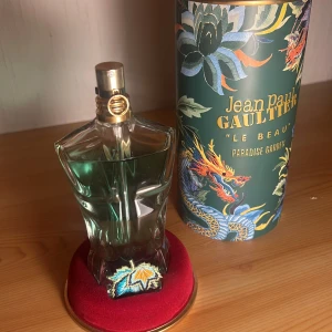 Jean Paul Gaultier Le Beau Paradise Garden - Säljer en elegant parfymflaska från Jean Paul Gaultier, Le Beau Paradise Garden.  Innehåller 75 ml Eau de Parfum. Perfekt för den som vill ha en fräsh sommardoft. Använd 2 gånger men inte riktigt min smak fick den som present