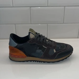 Valentino rockrunners  - Säljer dessa riktigt snygga skorna från Valentino || extremt bra skick, skick: 9/10 || nypris: 6499kr, vårat pris: 2099kr || storlek: 43, passar 44 || ingår: skor endast || perfekta skor nu till vintern || har du fler frågor eller funderingar är det bara att höra av dig:)