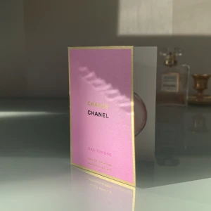 Chanel Chance Eau Tendre + Chanel le lift crème  - Upptäck Chanel Chance Eau Tendre, en elegant och feminin doft i en stilren rosa förpackning. Denna parfymprovflaska är perfekt för att ta med på resan eller för att prova en ny doft. Den kommer i en liten, praktisk storlek på 1,5 ml.