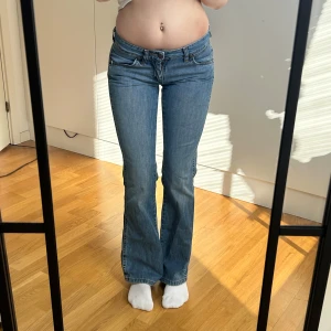 Lågmidjade bootcut jeans Wrangler  - W26L32. Innerbenslängd: 78 midjemått: 35-36. Köp sker via köp nu, jag postar inom 24h. Kvar tills markerad såld 