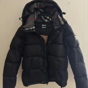 Svart Burberry jacka/vest - Svart Burberry jacka/vest helt ny oanvänd. Storlek M men passar S. Pris kan diskuteras. DM för fler bilder.