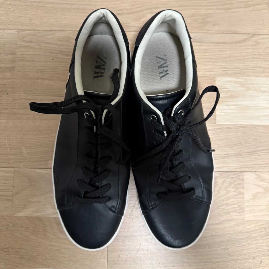 Svarta sneakers från Zara - 1