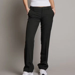 Vera kostymbyxor  - Snygga kostymbyxor i modellen Vera från Bikbok, säljer pga att dem blivit för stora för mig.