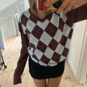Stickad tröja - Säljer en superskön och söt stickad tröja. Tröjan har ett klassiskt argyle-mönster och långa ärmar. Storlek L och sitter lite oversized på mig!