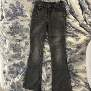 Grå jeans från Vero Moda - Snygga grå bootcut jeans från Vero Moda, jag personligen älskar jeansen men jag har tyvärr växt ur dom, storleken är M 32 och är i fint skick!