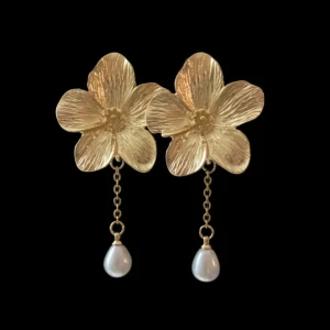 Guldörhängen med blomdesign och pärlor - Priset avser ett par örhängen. Eleganta guldörhängen med en vacker blomdesign. Varje örhänge har en hängande kedja med en vit pärla som ger en sofistikerad touch. Perfekta för att lyfta vilken outfit som helst.