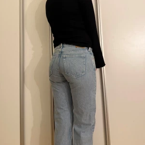 Ljusblå jeans WEEKDAY  - Ljusblåa mid waist jeans från WEEKDAY. Aldrig använda, storlek W26💞